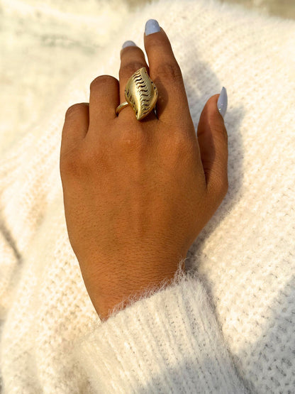 Shankh Shape Twisted Dome Ring