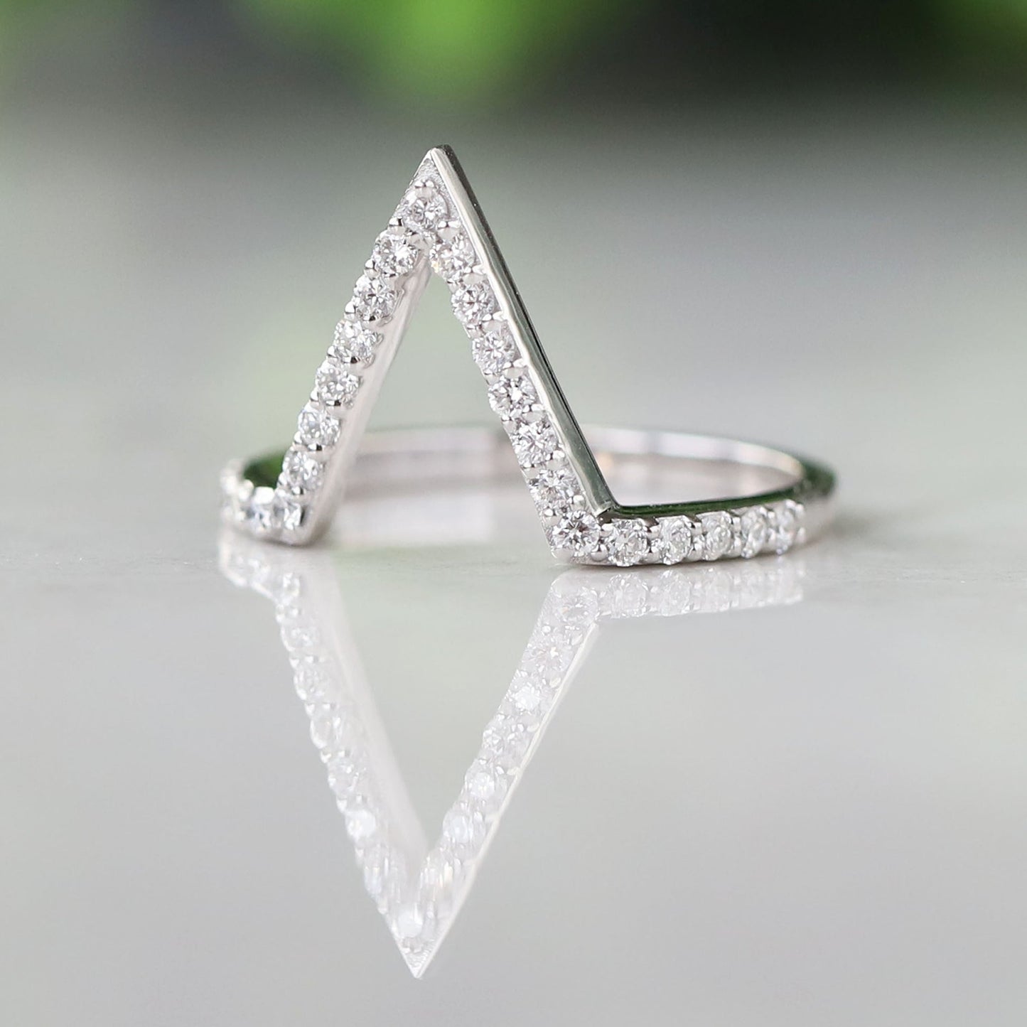 Gorgeous diamond curved ring