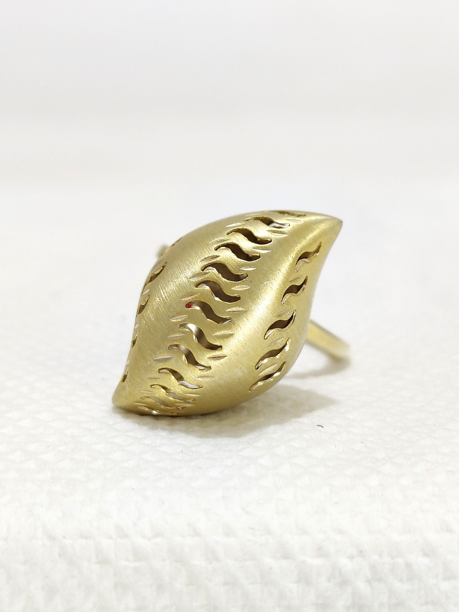 Shankh Shape Twisted Dome Ring